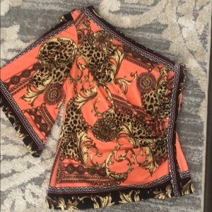 Cache one shoulder top